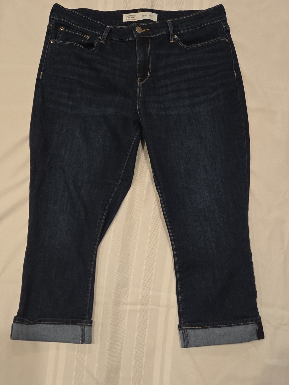 Levi's Dark Blue Mid Rise Cuffed Women's Capri